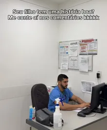 Dr. André atendendo no consultório, em frente ao computador