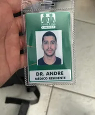 Crachá de identificação: Dr. André, médico residente